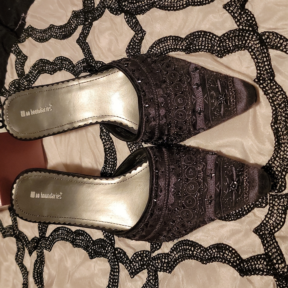 No Boundaries Sz 9.5 short heel